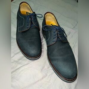 Johnston & Murphy men’s size 13 sheepskin shoes.